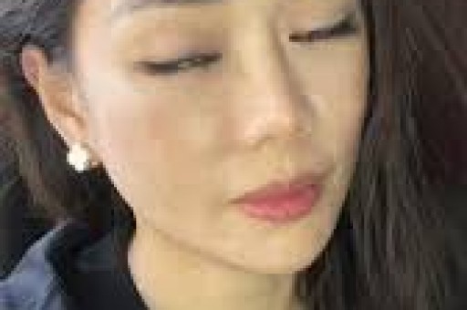 详细阅读:关晓彤啤酒节裙子短到捂裆2599元穿出尴尬助理拿黑布全程遮挡 关晓彤啤酒节裙子短到捂裆2599元穿出尴尬助理拿黑布全程遮挡